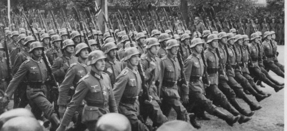Когда поражение Германии развеяло мечты об имперской власти, немецкие военные элиты с горечью посмотрели на возрожденное польское государство, которому, кроме того, Германии пришлось уступить часть своей территории - читайте выдержку   Книга ПТ  «Преступления вермахта в Польше, сентябрь 1939 года