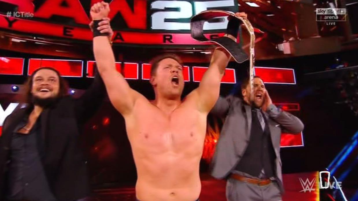 The Awesome One вызвали огромный шок на шоу, посвященном 25-й годовщине Monday Night Raw, когда он забрал пояс у члена Shield