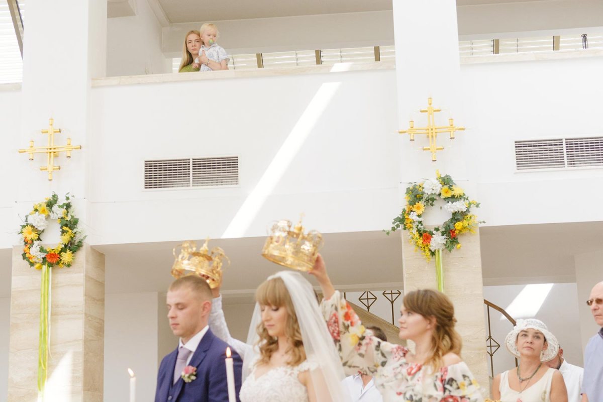 Также во время церемонии венчания молодые становятся на рушник для молитвы и благословения, им дают поцеловать крест и благословляют