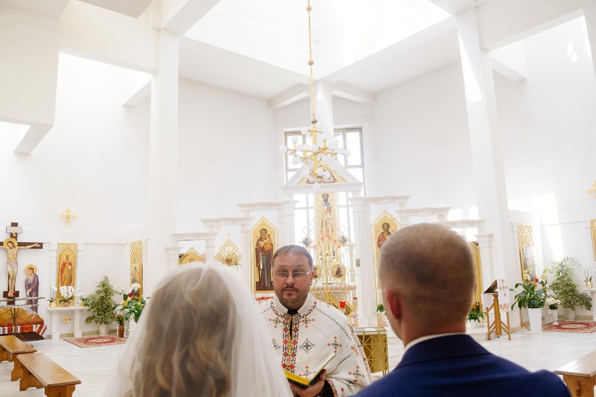 Венчание - это свадьба в церкви, поэтому к этой съемки можно относиться как к съемке свадебной церемонии