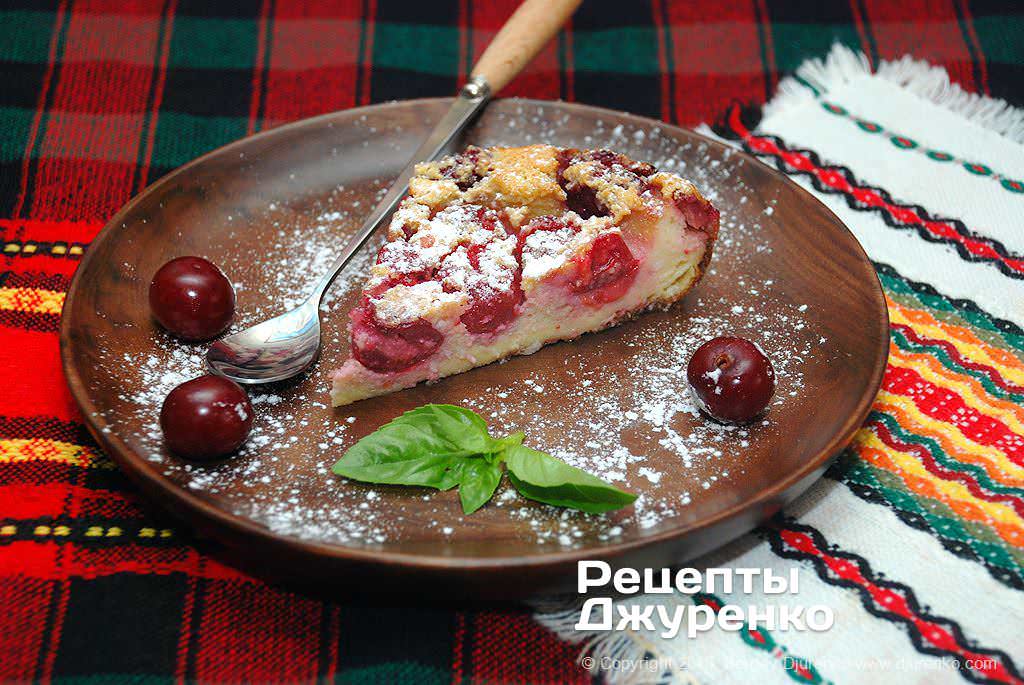 Несложный десерт французской кухни клафути с вишнями