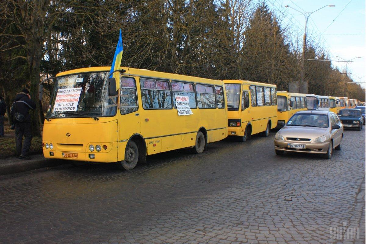 Стоимость проезда с 17 ноября в троллейбусах составит 5 грн независимо от формы расчета, а в маршрутных автобусах тариф составит 6 гривен для всех пассажиров