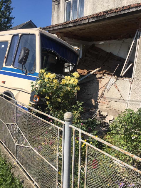 10:24   В Галиче автобус врезался в дом