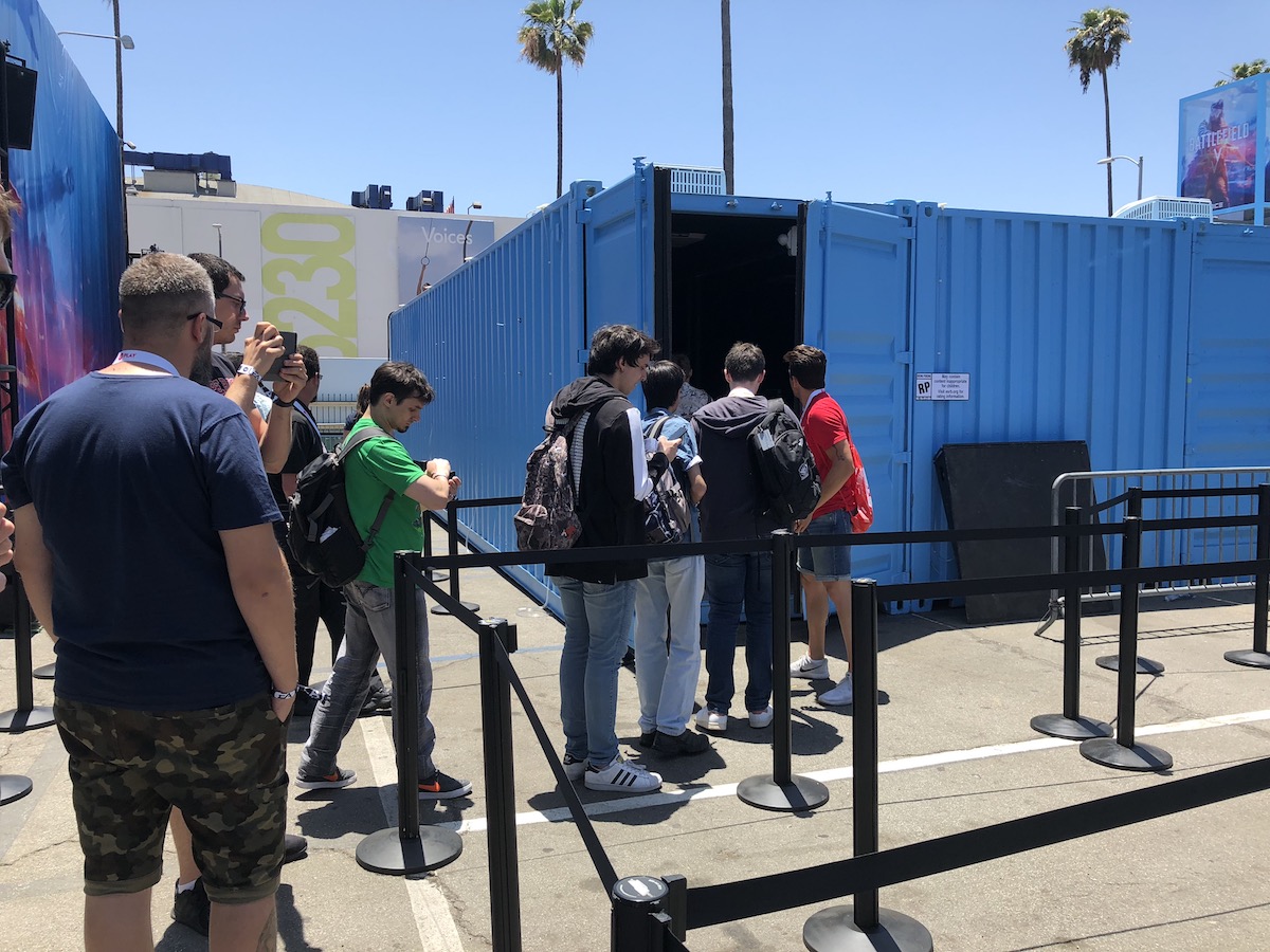 Через четверть часа первой группе счастливчиков было разрешено войти в синий контейнер, где разработчики кратко рассказали о Battlefield V