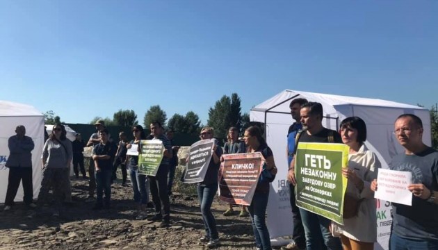 Жители киевского массива Осокорки проводят акцию против застройки банком Аркада территории вблизи трех озер - Небреж, Тягло и Мартиша